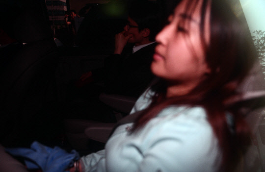 서울중앙지검 도착한 정유라      (서울=연합뉴스) 최재구 기자 = 덴마크에서 강제 송환된 최순실 씨의 딸 정유라 씨가 31일 오후 서울 서초구 서울중앙지검으로 압송되고 있다. 2017.05.31      jjaeck9@yna.co.kr  (끝)